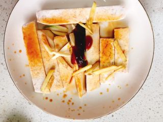 6、剁椒槟榔芋-快手下饭菜,加入2勺蚝油。