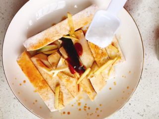 7、剁椒槟榔芋-快手下饭菜,加入半勺盐、半勺糖。