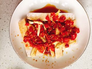 8、剁椒槟榔芋-快手下饭菜,铺上剁椒酱。