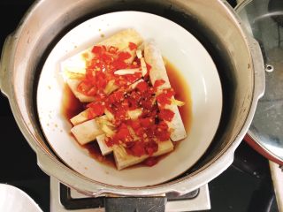 10、剁椒槟榔芋-快手下饭菜,高压锅倒入1盆水,放入蒸架,放上槟榔芋,大火煮10~12分钟。(建议用高压锅,炒锅隔水煮槟榔芋不容易熟)