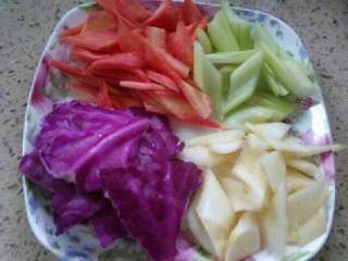 1、清脆五彩泡菜,把蔬菜都切好备用