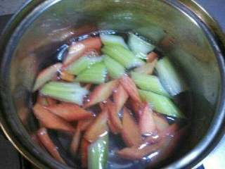 2、清脆五彩泡菜,芹菜和胡萝卜开水烫熟，再用冷水冲一下