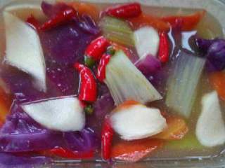 3、清脆五彩泡菜,然后用四川的泡菜水泡着，【没有四川泡菜水可以用白醋，白糖，盐代替】