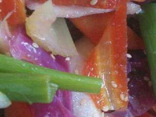 4、清脆五彩泡菜,泡4个小时后撒上熟白芝麻，糖，芝麻油搅拌均匀