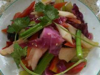 5、清脆五彩泡菜,清脆可口的泡菜完成了。很下饭