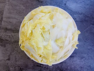 5、素菜也疯狂~醋溜白菜,全部切好后放一边备用