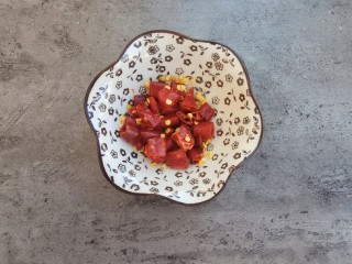 6、素菜也疯狂~醋溜白菜,辣椒用剪刀剪成断,然后用冷水泡几分钟,这样子炒的时候就不会糊了