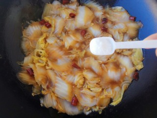 15、素菜也疯狂~醋溜白菜,最后放入一勺盐