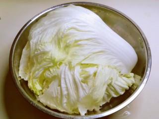 2、醋溜大白菜,取下几片叶子  