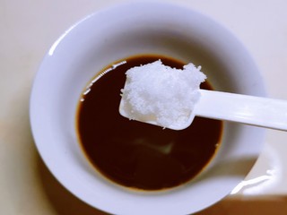 5、醋溜大白菜,调一碗汁  碗中放入醋  鸡粉 鸡汁 原味鲜酱油 白糖