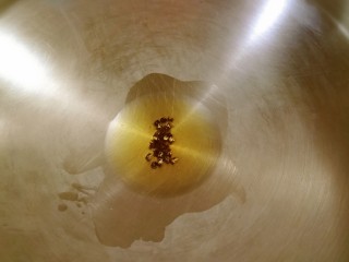 9、醋溜大白菜,起油锅  放入花椒 炸出香味