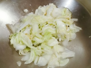 11、醋溜大白菜,白菜炒至断生后出锅备用