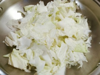 10、醋溜大白菜,放入白菜 翻炒