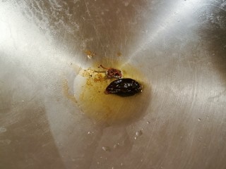 12、醋溜大白菜,锅中再次放入一汤匙食用油 放入八角和干辣椒