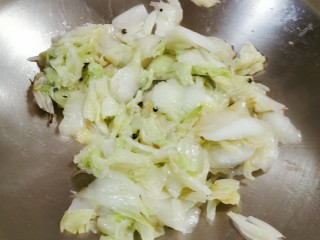 13、醋溜大白菜,炒出香味后放入断生的白菜