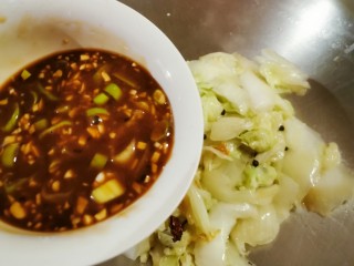 14、醋溜大白菜,倒入碗汁 