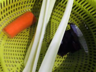 3、芹菜炒胡萝卜,将准备好的菜洗净