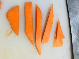 5、芹菜炒胡萝卜,斜切成片