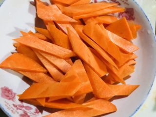 6、芹菜炒胡萝卜,胡萝卜切好备用