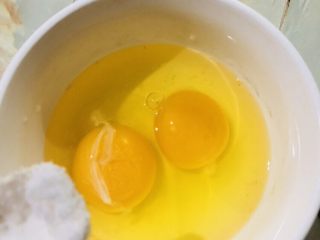 14、芹菜炒胡萝卜,加入少许盐调味