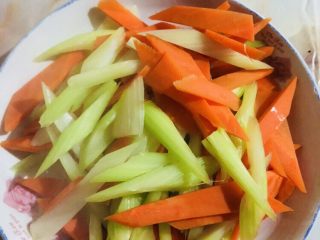 17、芹菜炒胡萝卜,焯烫好的青菜颜色比较鲜艳