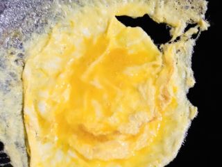 21、芹菜炒胡萝卜,握住锅柄摇晃均匀，也可以用锅铲拨弄均匀