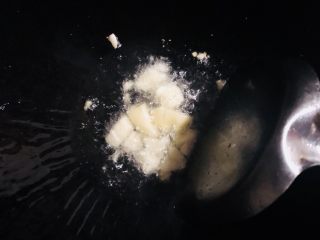 27、芹菜炒胡萝卜,放入大蒜爆香