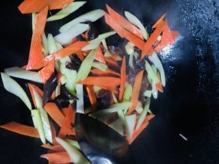 30、芹菜炒胡萝卜,放点清水炒至熟透