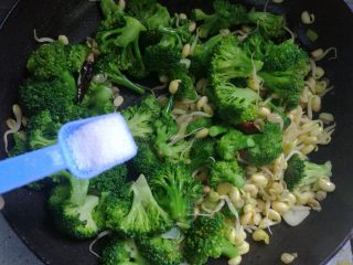 13、西兰花炒豆芽,加入盐调味。
