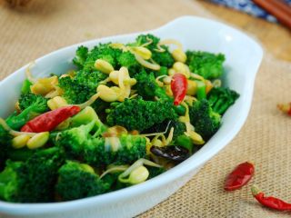 17、西兰花炒豆芽,成品。