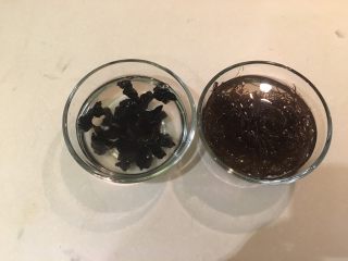4、罗汉斋,木耳、海发菜泡温水，泡开后清洗干净，木耳记得去蒂头。