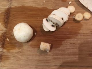 6、罗汉斋,蒂头切小圆片，菇菇切片