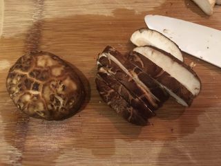 7、罗汉斋,鲜香菇去蒂切片