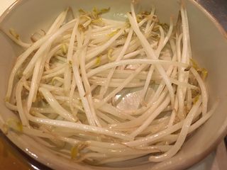 21、罗汉斋,豆芽菜炒好先铺到盘底