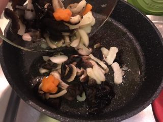 23、罗汉斋,加入烫熟的食材