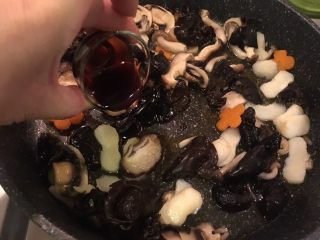 24、罗汉斋,加入所有调味料快炒