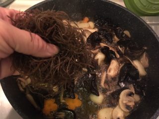 25、罗汉斋,再加海发菜拌匀