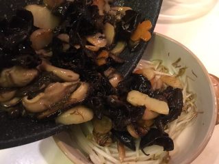 28、罗汉斋,起锅铺在豆芽上