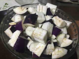 1、#年夜饭#红烧豆瓣酱茄子,处理茄子。可以去皮，也可以不去皮。可以切条，可以像我这样切块。得大块点哦！