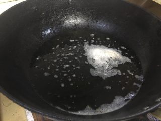 2、#年夜饭#红烧豆瓣酱茄子,锅内加油。多点哦！油烧到七成熟。就可以下茄子过油啦！