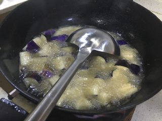 4、#年夜饭#红烧豆瓣酱茄子,过油过程中。需要翻滚一下。让茄子受热均匀