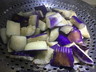 5、#年夜饭#红烧豆瓣酱茄子,茄子过油煎熟后，出锅，滤油。