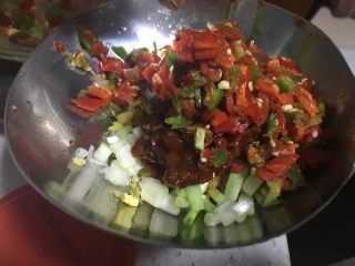 6、#年夜饭#红烧豆瓣酱茄子,蒜末。葱末。小葱段。豆瓣酱。肉末。青辣椒末。红辣椒末。把以上的所有辅料，混合。