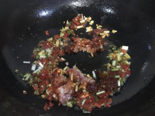 7、#年夜饭#红烧豆瓣酱茄子,因为刚才茄子过油，锅内温度有余温，锅内不需要加油。把上图所有材料入锅炒