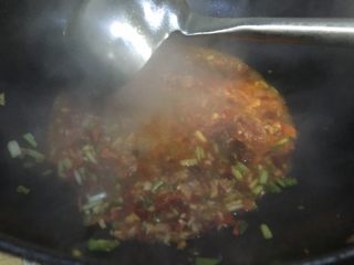 8、#年夜饭#红烧豆瓣酱茄子,翻炒后，加水，调汤汁。期间加入酱油跟鸡精进行调味。盐可以少放或者不放，因为豆瓣酱本身就会带咸味哦！