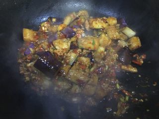 9、#年夜饭#红烧豆瓣酱茄子,立马加入过油的茄子。翻炒，即可出锅。