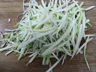 1、小番茄生瓜捞,生瓜洗干净,切成丝儿