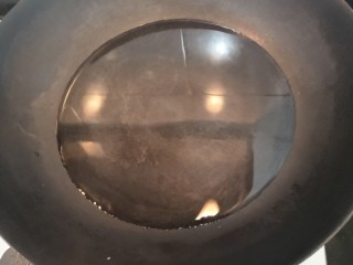 2、小番茄生瓜捞,锅中加水清水,大火烧煮