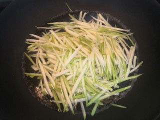 3、小番茄生瓜捞,水开后,倒入生瓜丝儿