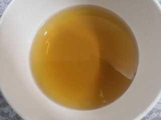 6、小番茄生瓜捞,盐,糖,生抽,加开水,搅拌均匀,成料汁,凉凉备用